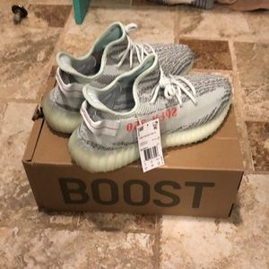 Yeezy v2 10.5 never worn.
